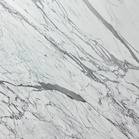Scatoo Bianco — белый мрамор с хаотичным рисунком из серых прожилок разной толщины.