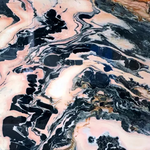 Tiger Pink — редкий мрамор с тёплой розовато-персиковой основой и выразительными полосами серо-коричневого цвета.